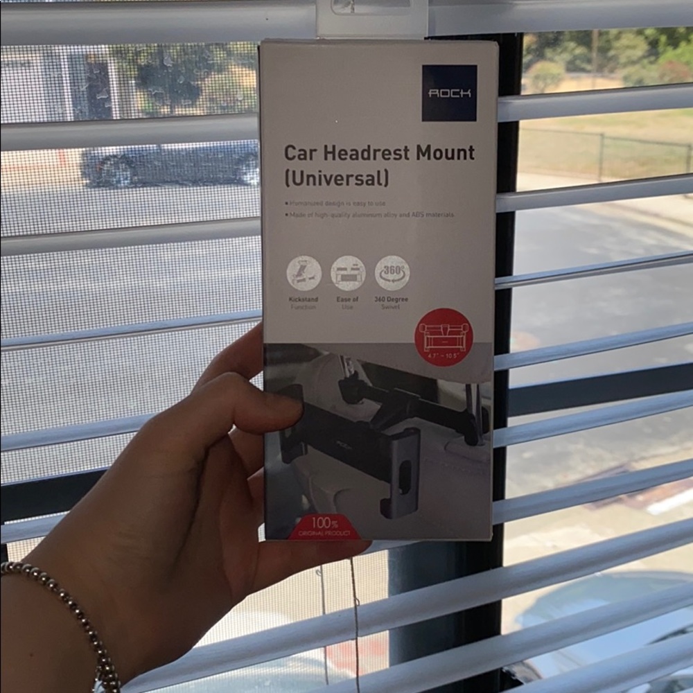 CAR HEADREST MOUNT